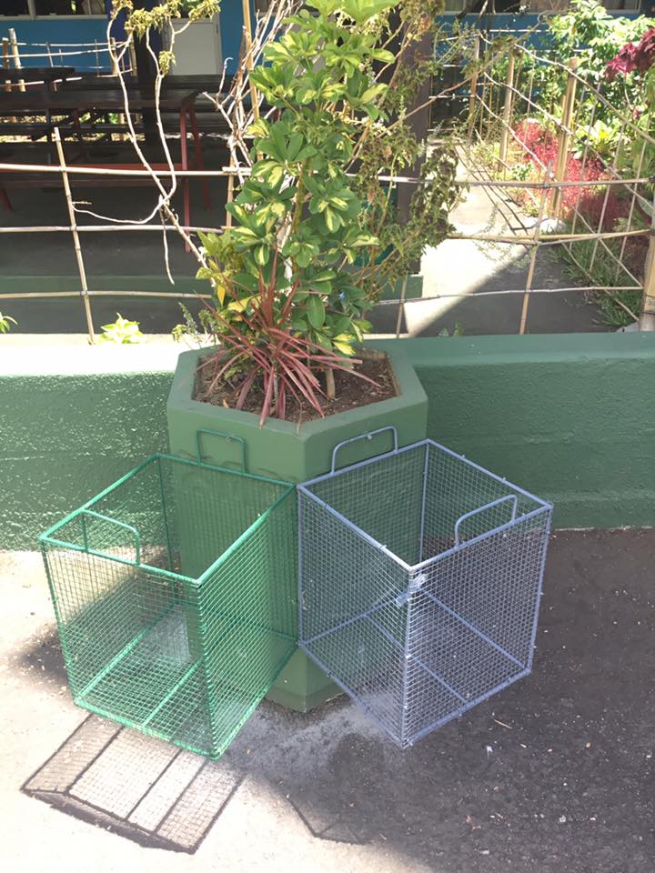 De poubelles en béton à pots de fleurs